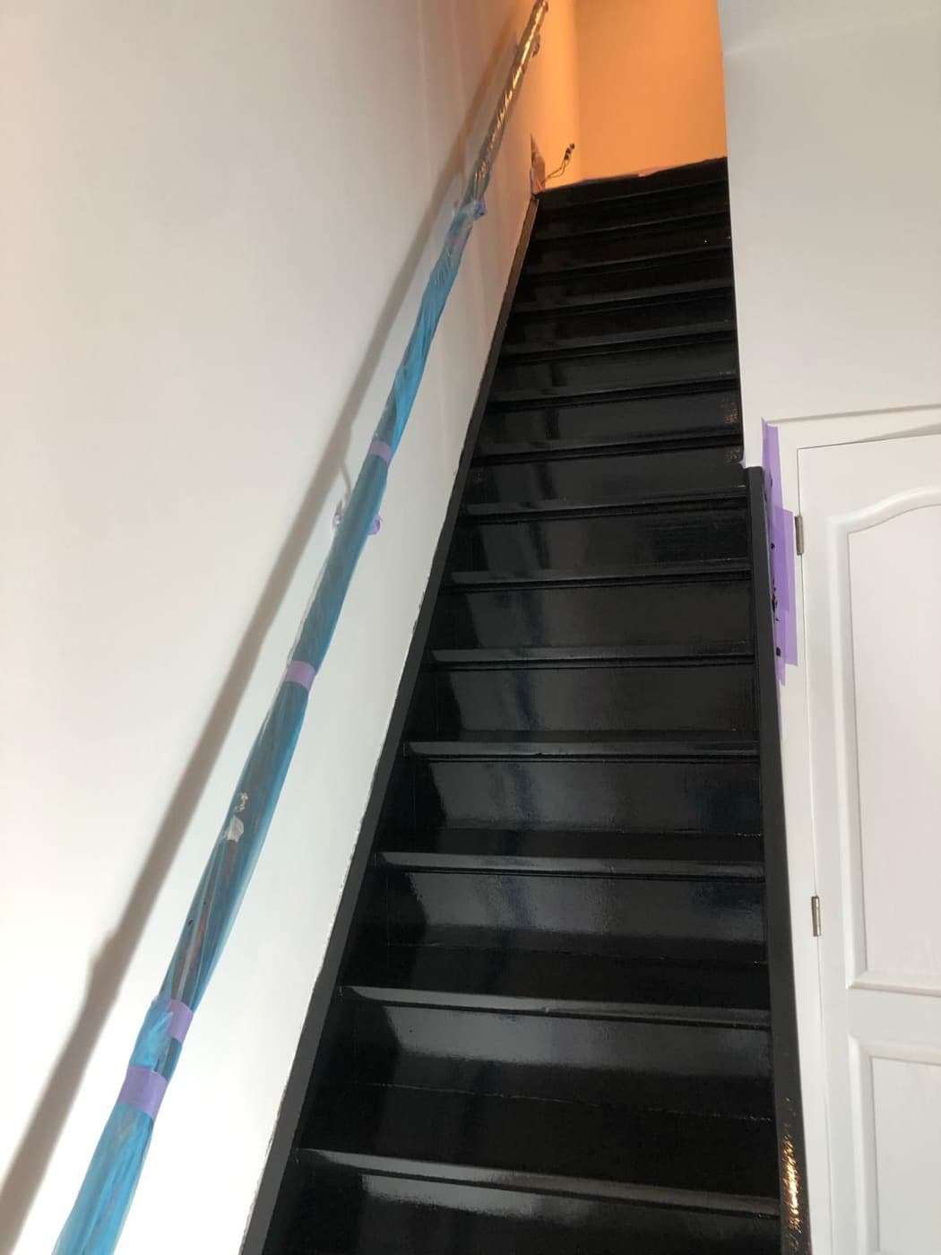 Escalier en bois peint en noir laqué dans une maison de maître